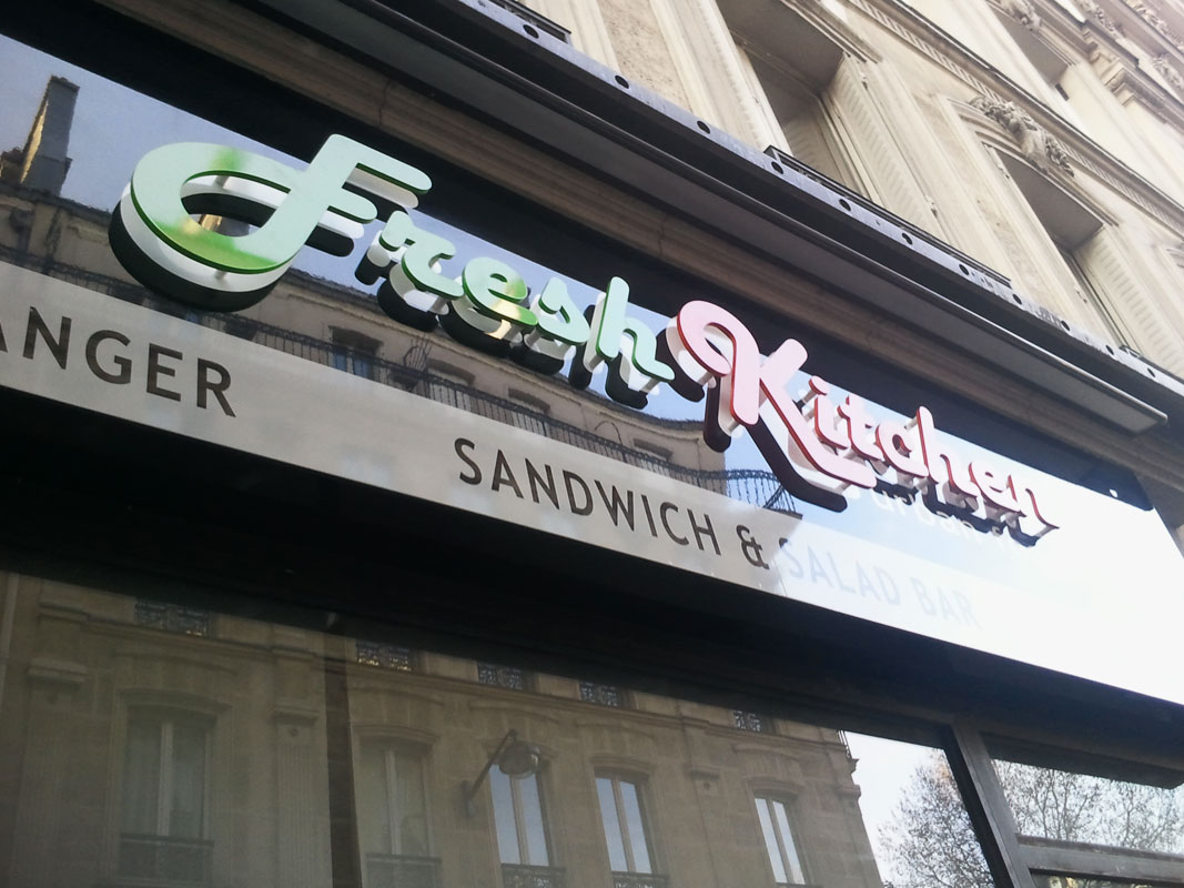 lettres en relief de l’enseigne fresh kitchen Découvrez nos lettres en relief sur mesure pour sublimer votre enseigne commerciale